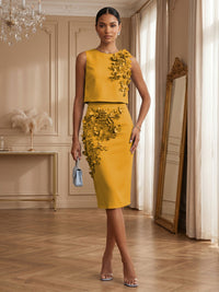 Satin Sheath/Column Scoop Neck Tea-Length Cocktail Dresses with 3D Flowers