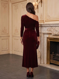 Sheath/Column Off Shoulder Velvet Tea-Length Cocktail Dresses with Ruched Waist