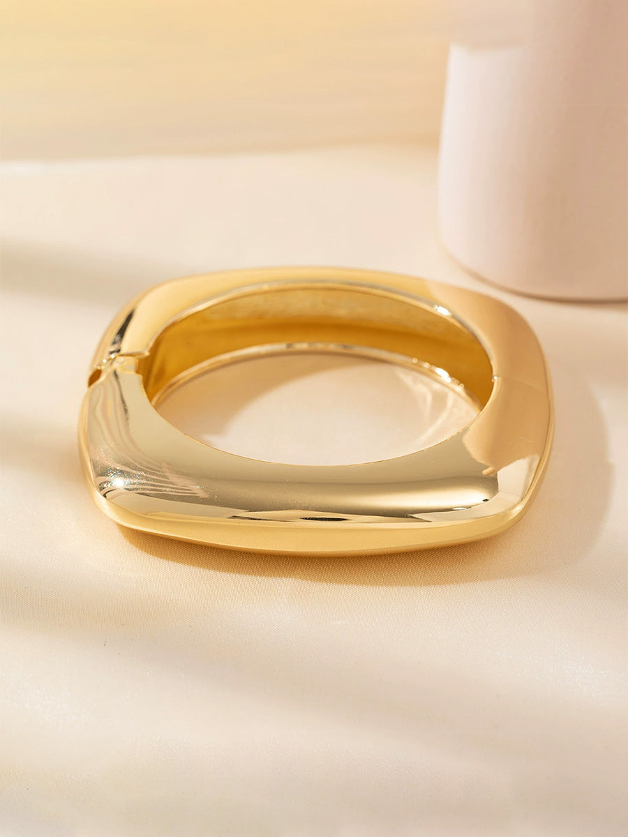 Round Luxurious Wide Band Hammered Gold Bracelet