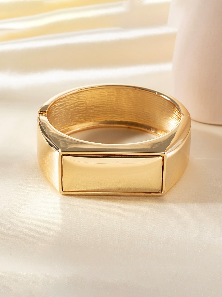 Round Luxurious Wide Band Hammered Gold Bracelet