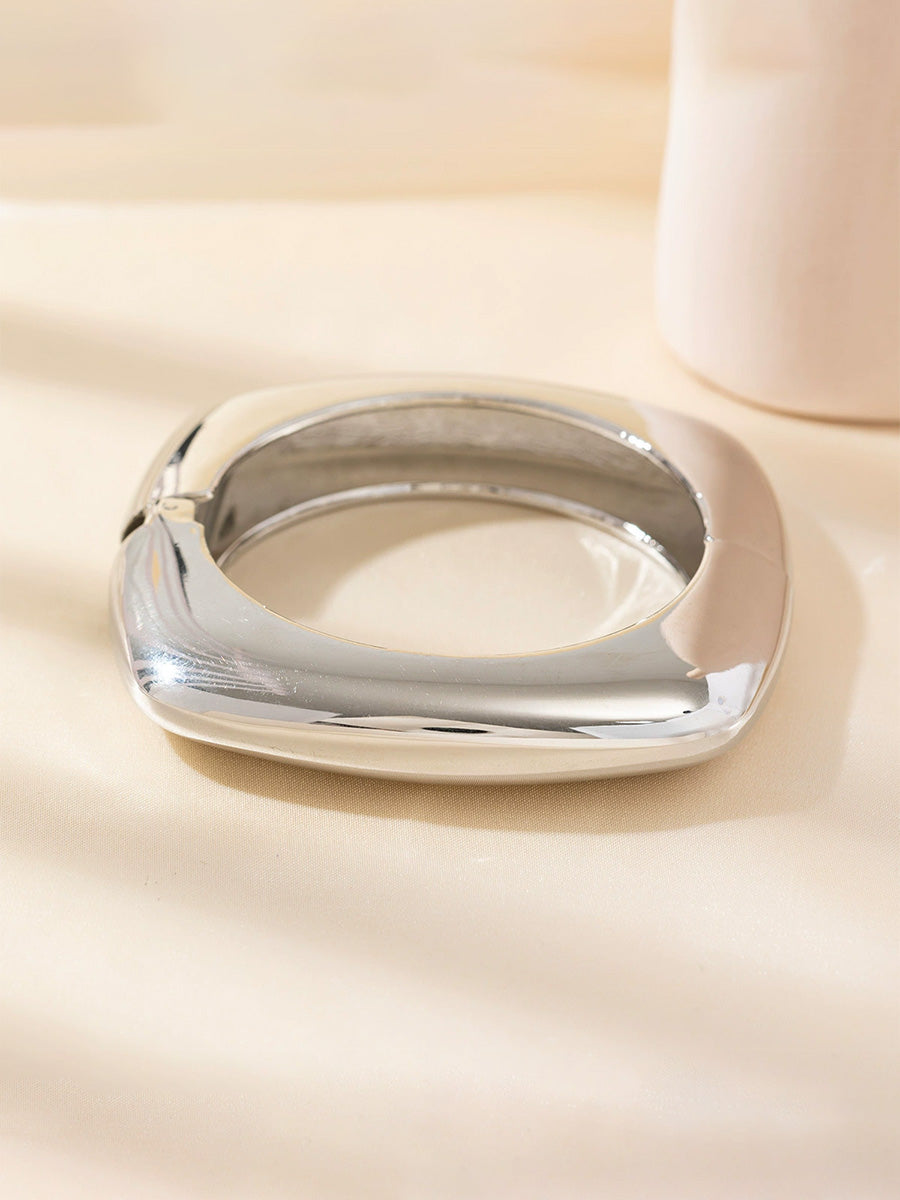 Round Luxurious Wide Band Hammered Gold Bracelet